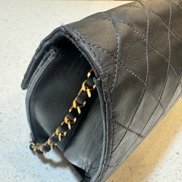 🛑 SOLD 🛑 Chanel Vintage Black Quilted Flap Shoulder Bag – Gold Chain Strap - Picture 5 of 17